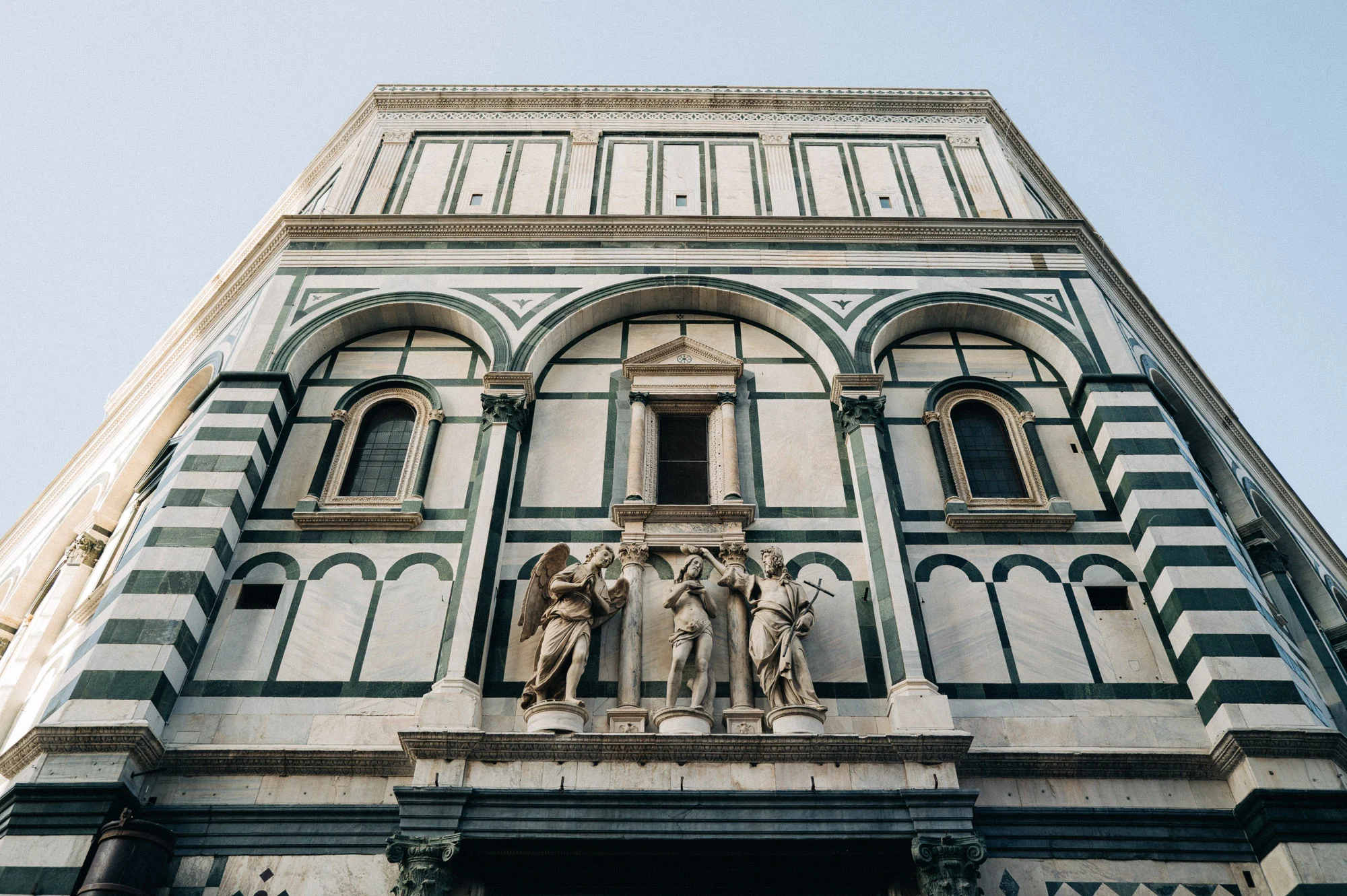 Façade de marbre blanc et vert du baptistère de Florence