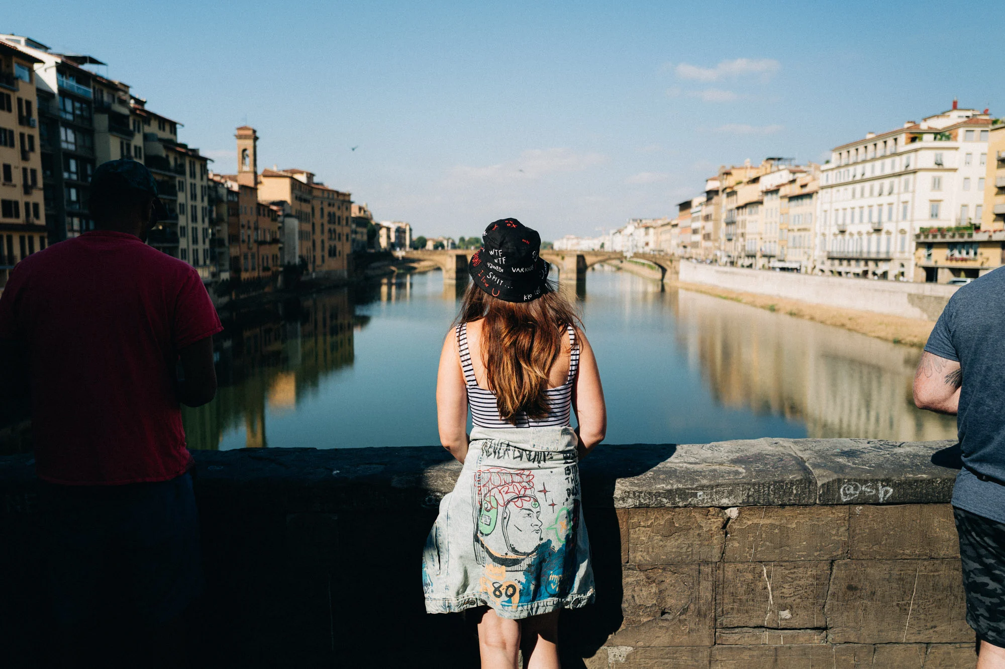 Voyageuse de dos contemplant l'Arno et les quais de Florence