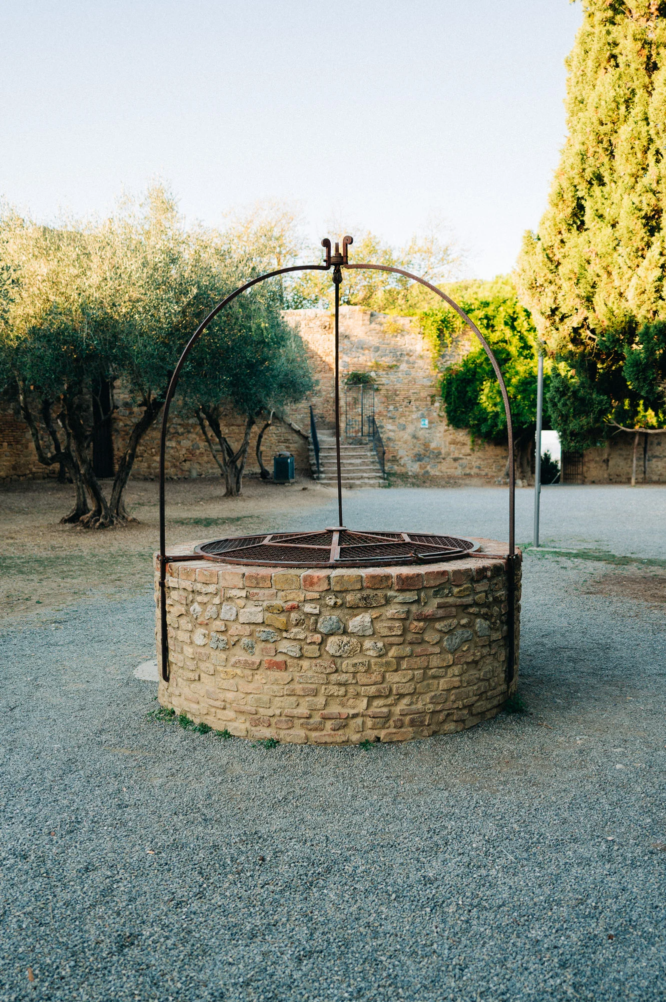 Ancien puits en pierre entouré d'oliviers, Toscane