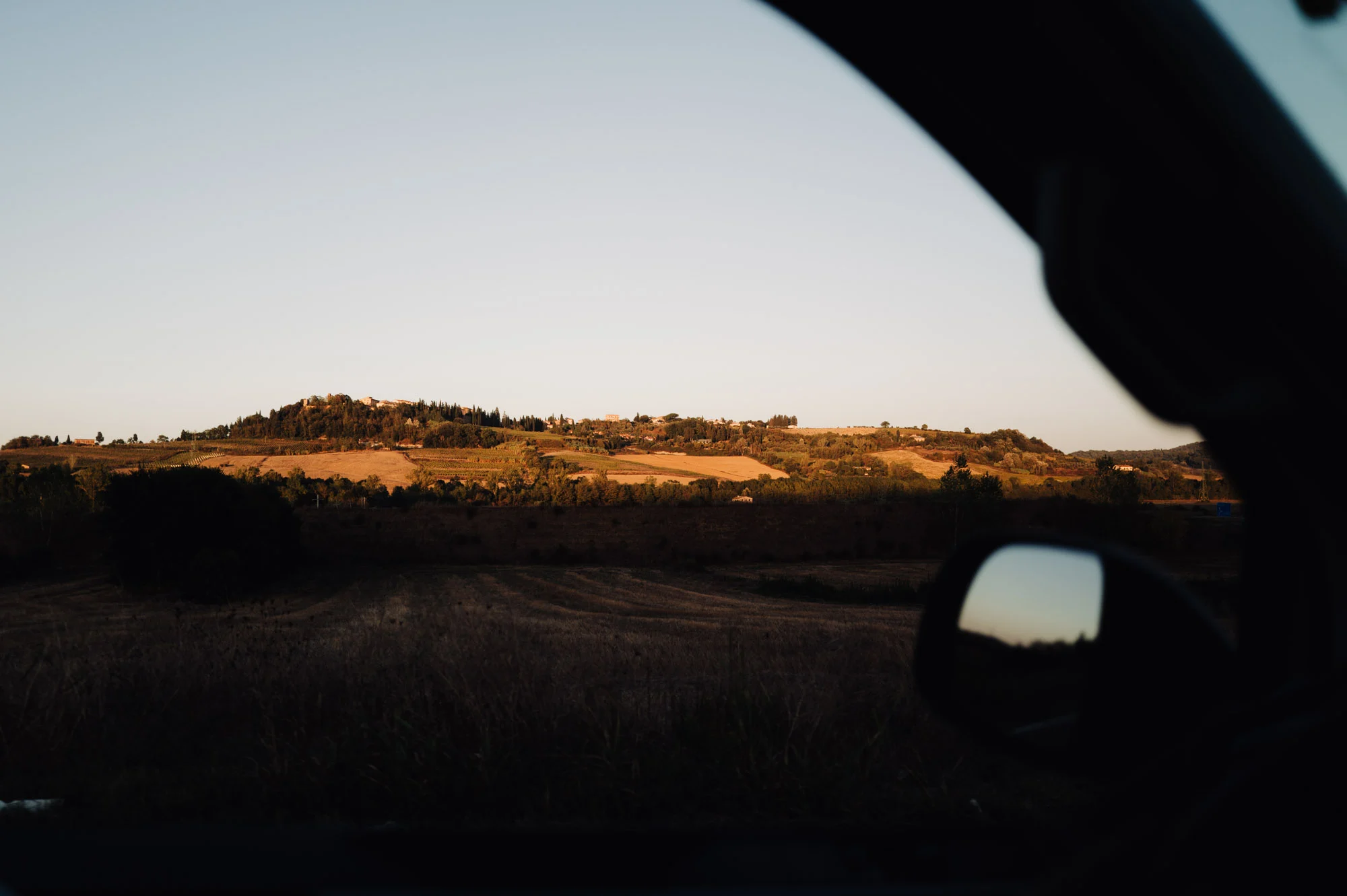 Collines de Toscane au coucher du soleil vues depuis la voiture