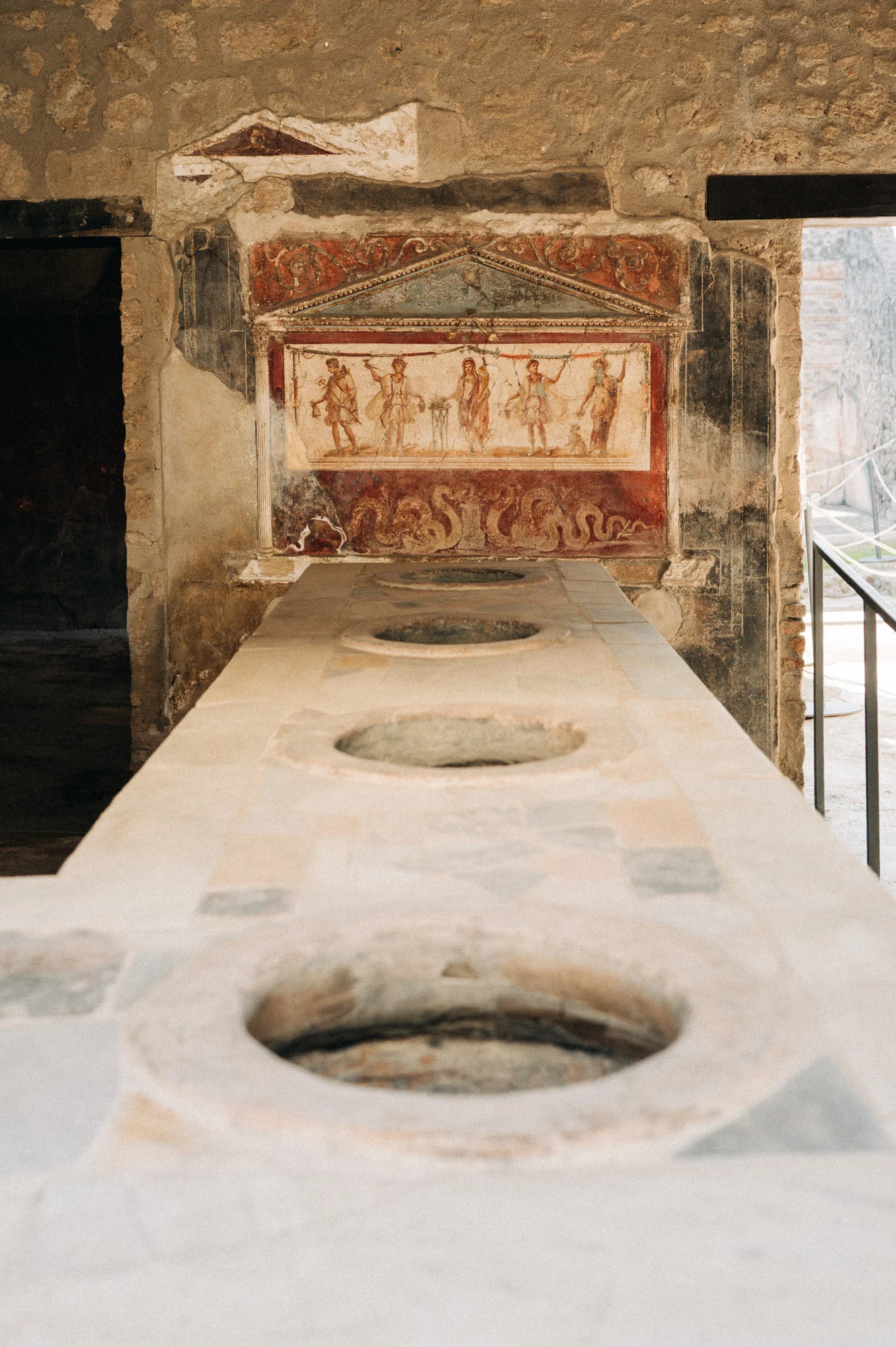 Comptoir antique et fresque d'un thermopolium à Pompéi