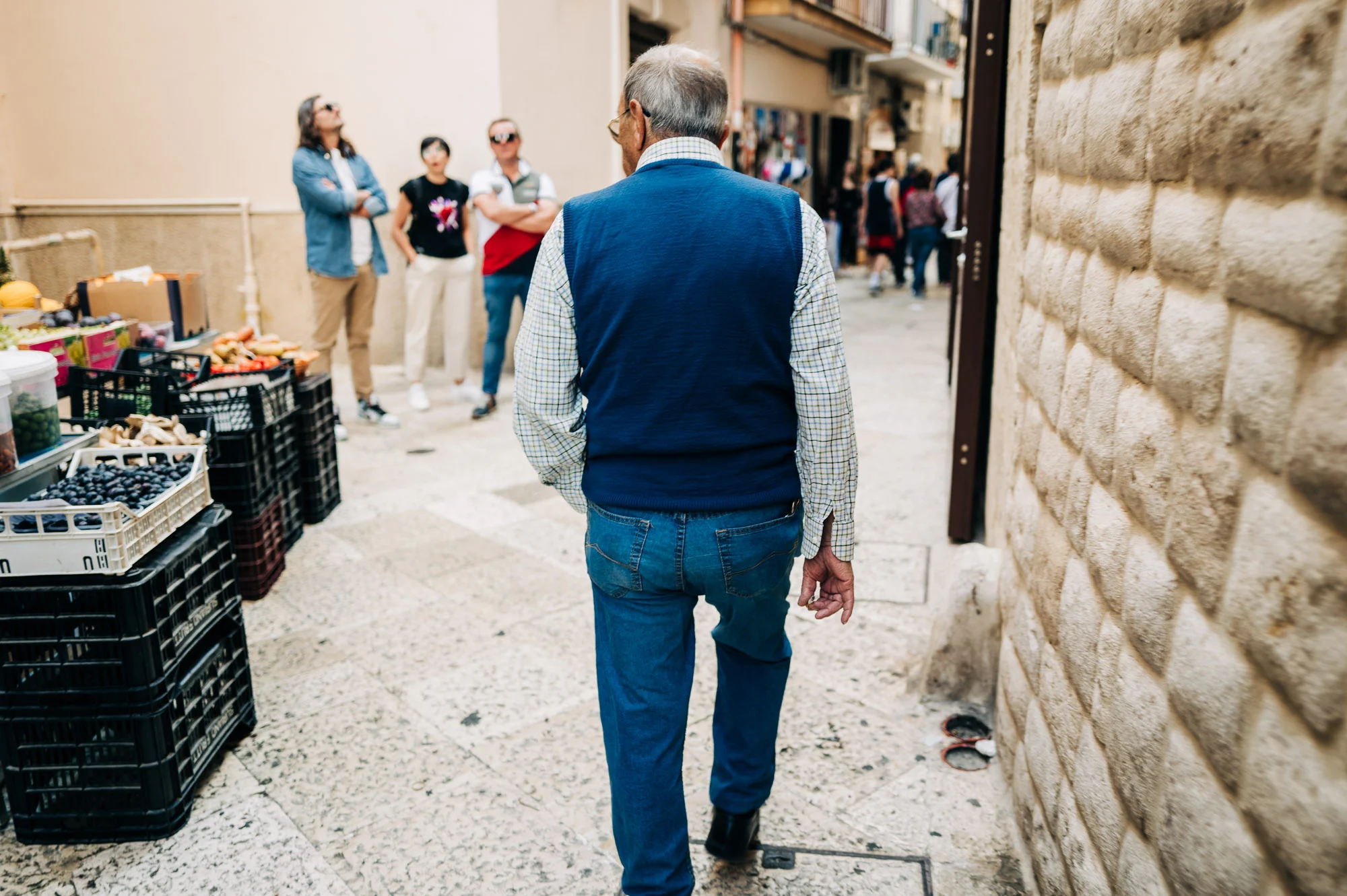 Promeneurs dans une ruelle commerçante d'un village italien
