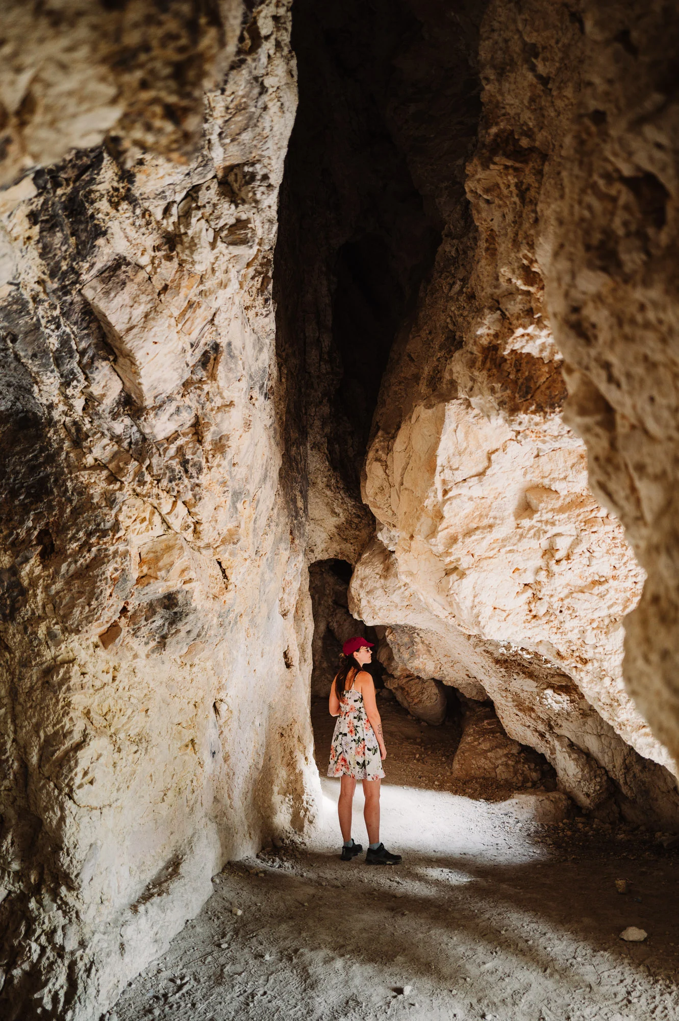 Voyageuse au fond d'une grotte creusée dans la roche calcaire