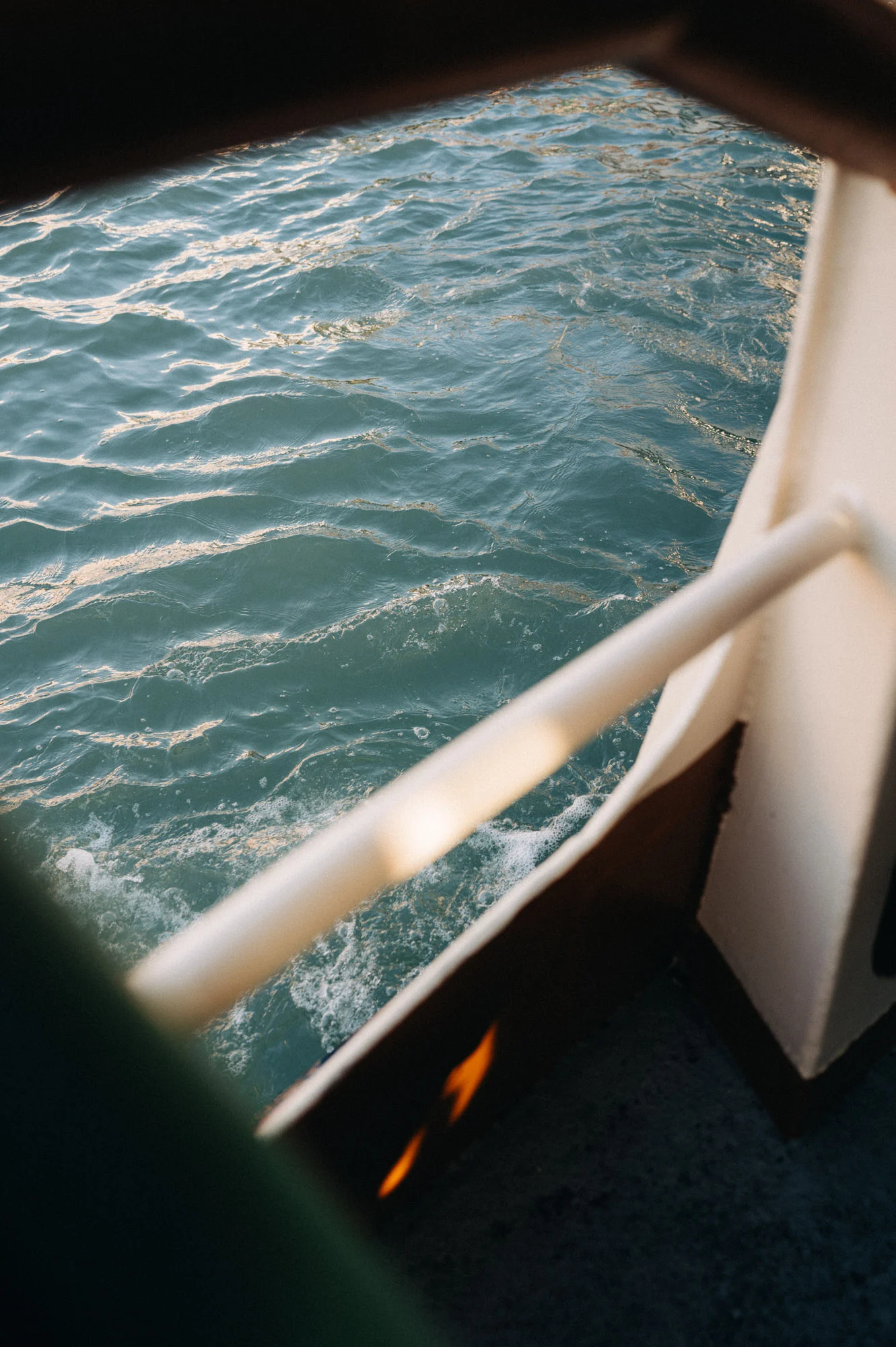 Sillage d'un bateau vu depuis le pont, eau bleue agitée