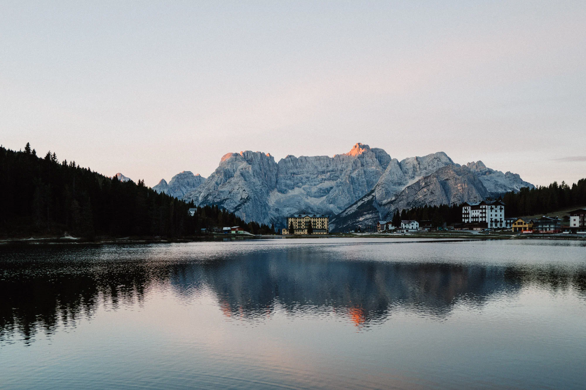 Lac de Misurina au lever du jour, sommets des Dolomites en arrière-plan