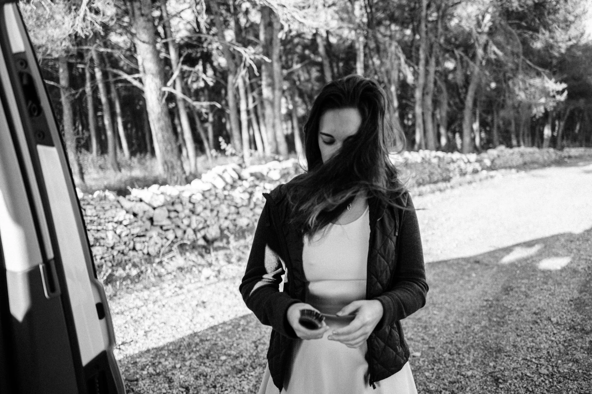 Portrait noir et blanc d'une voyageuse dans une forêt de montagne