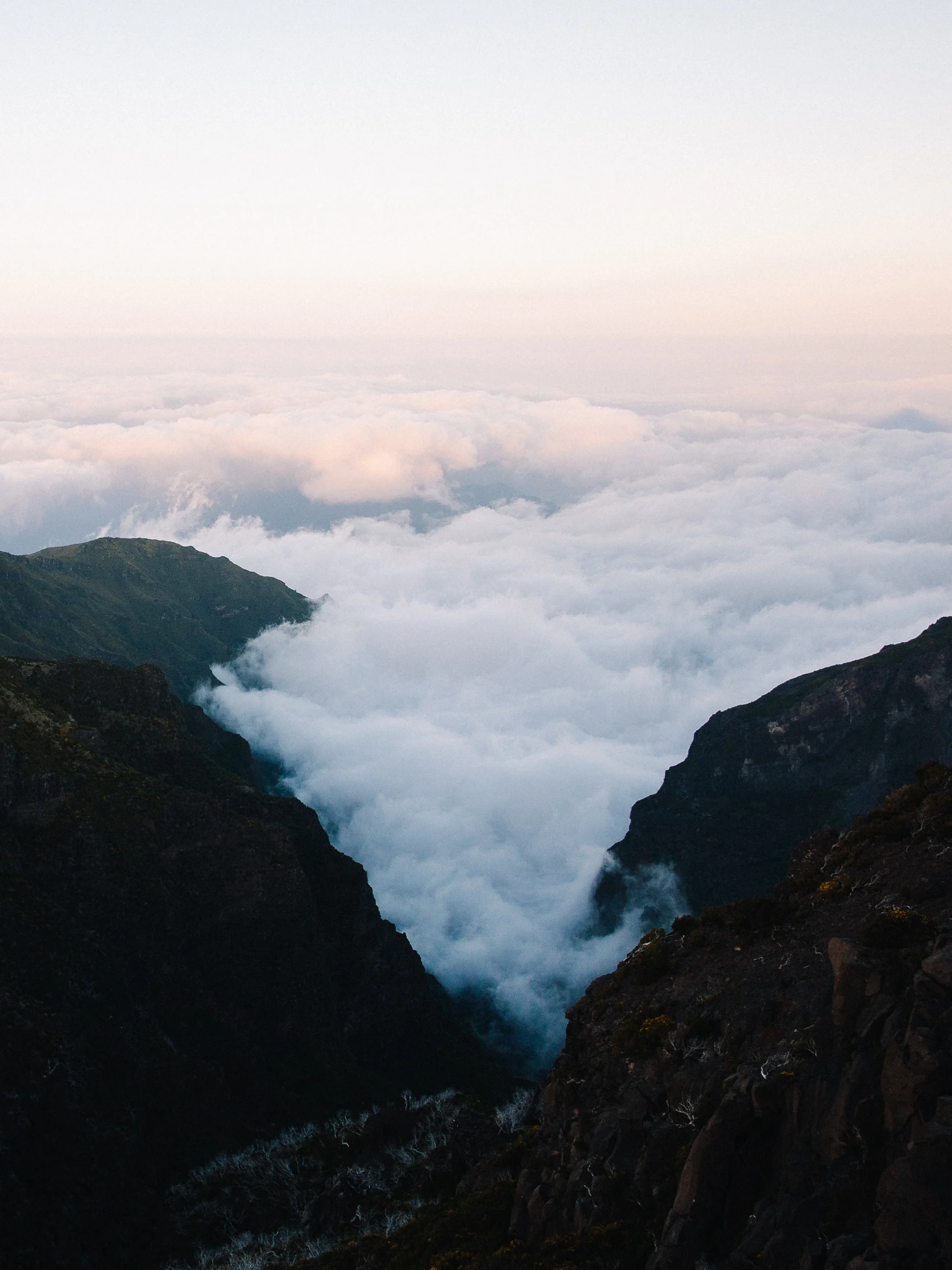 Mer de nuages entre les sommets au lever du jour, Haute-Savoie