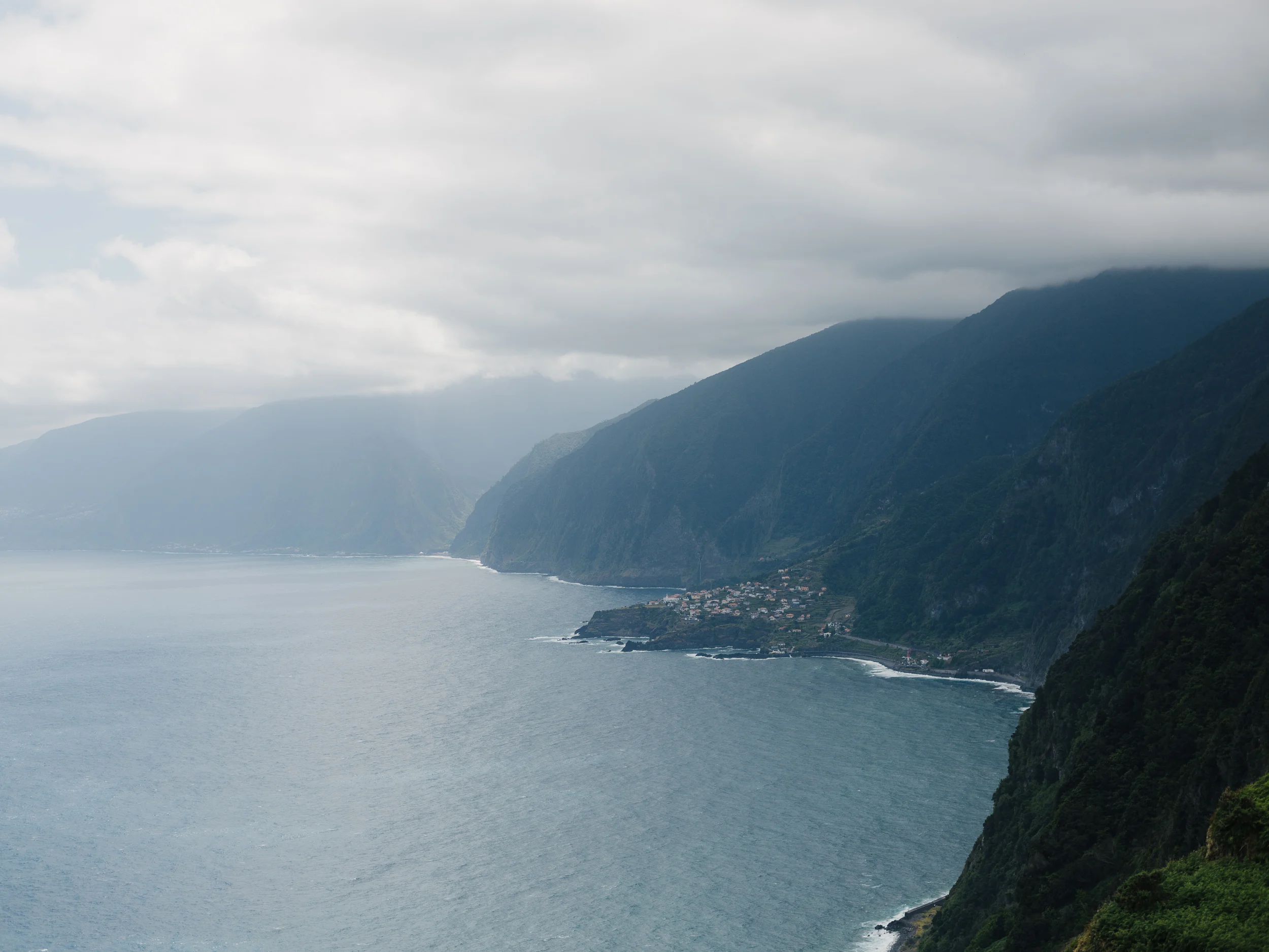 Côte nord de Madère et ses falaises verdoyantes sous les nuages