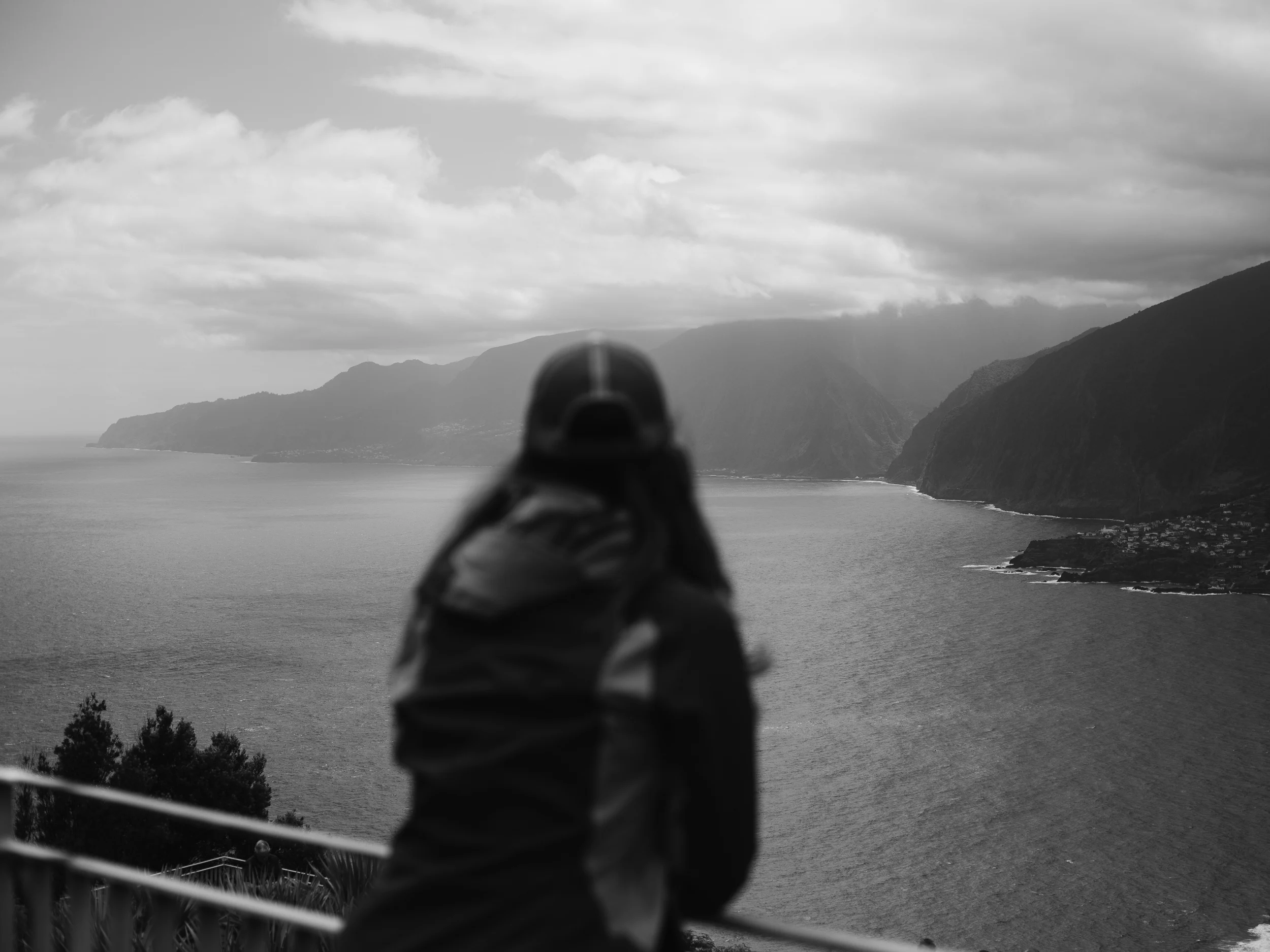 Voyageuse de dos face à la côte nord de Madère, photo noir et blanc