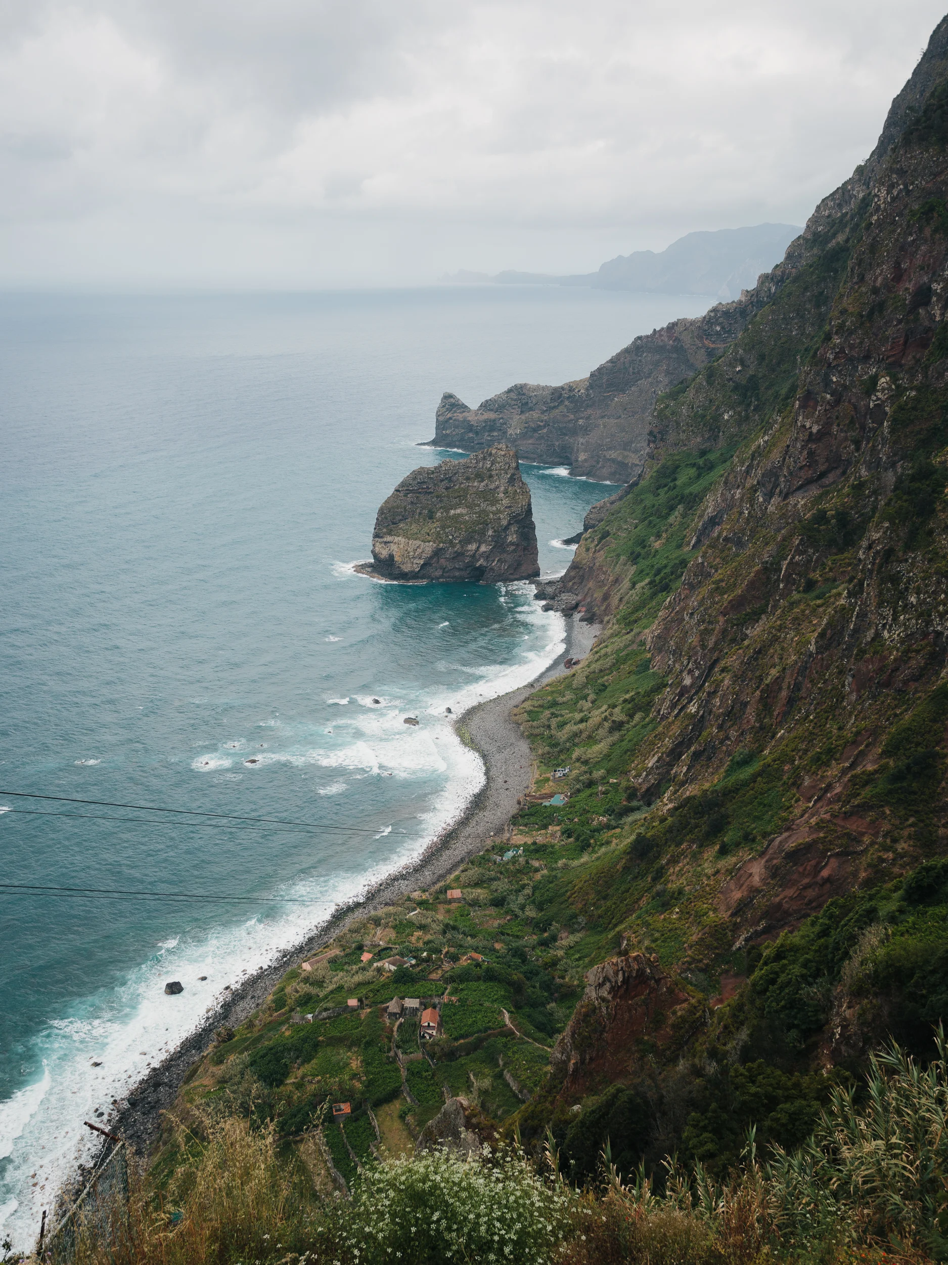 Côte escarpée de Madère et rocher dans la mer vus depuis un belvédère