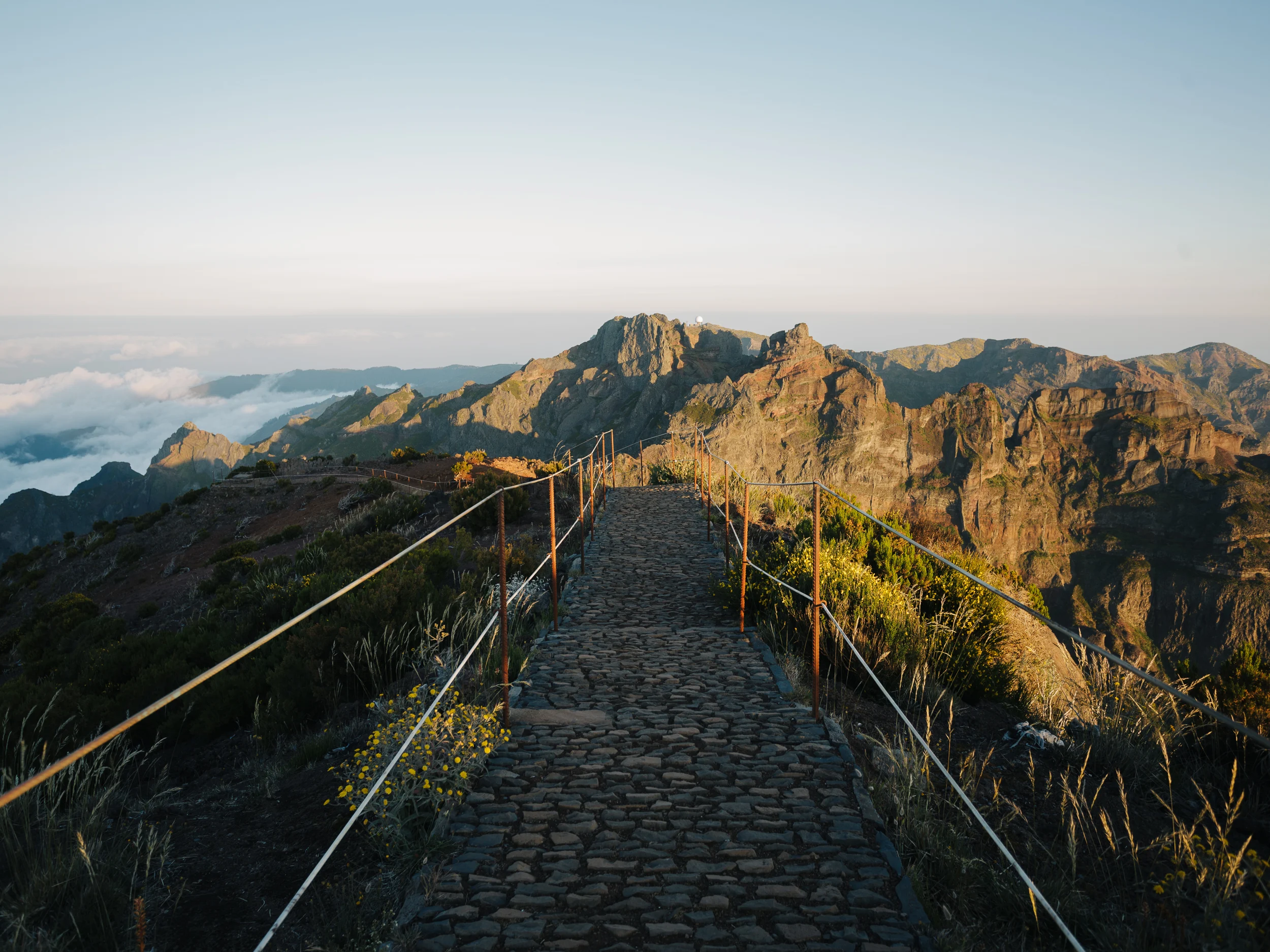 Sentier pavé vers les sommets du Pico do Arieiro au lever du jour, Madère