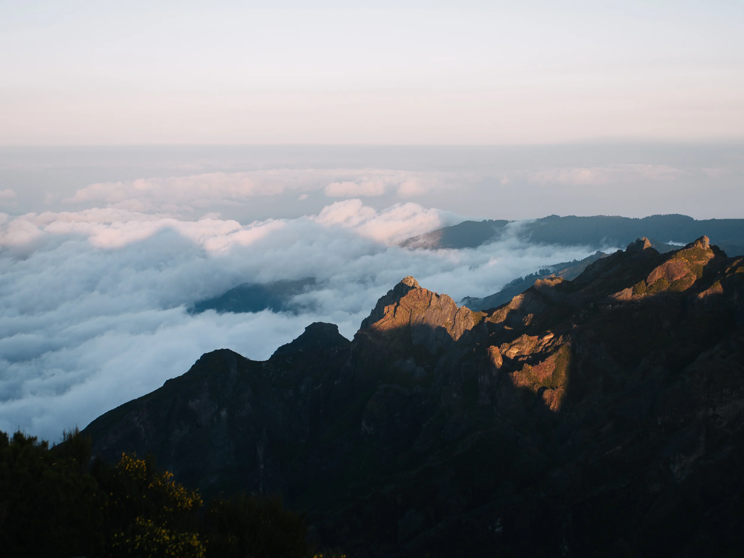 Crêtes montagneuses au-dessus d'une mer de nuages, Madère