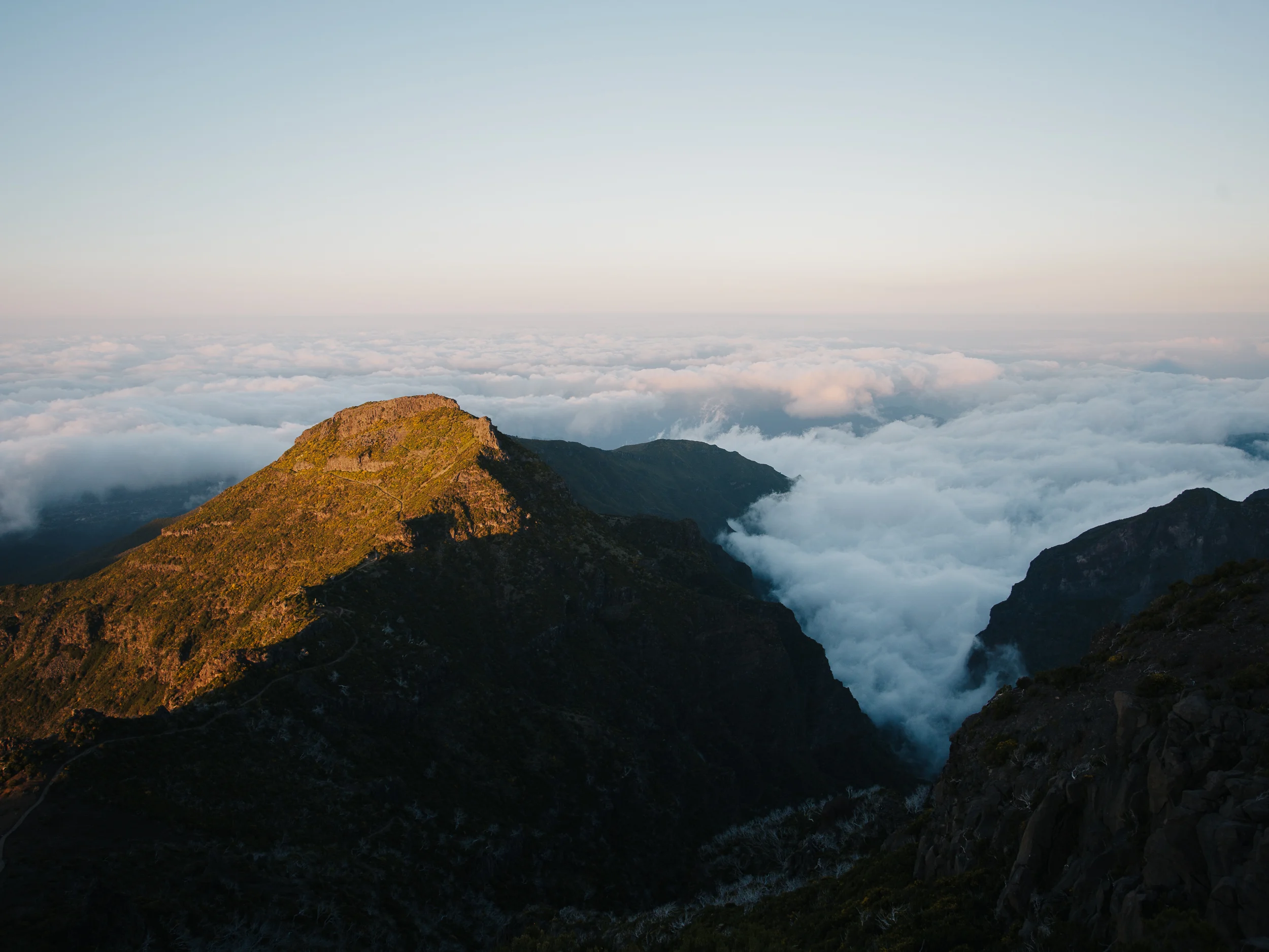 Sommet éclairé par le soleil levant au-dessus des nuages, Madère