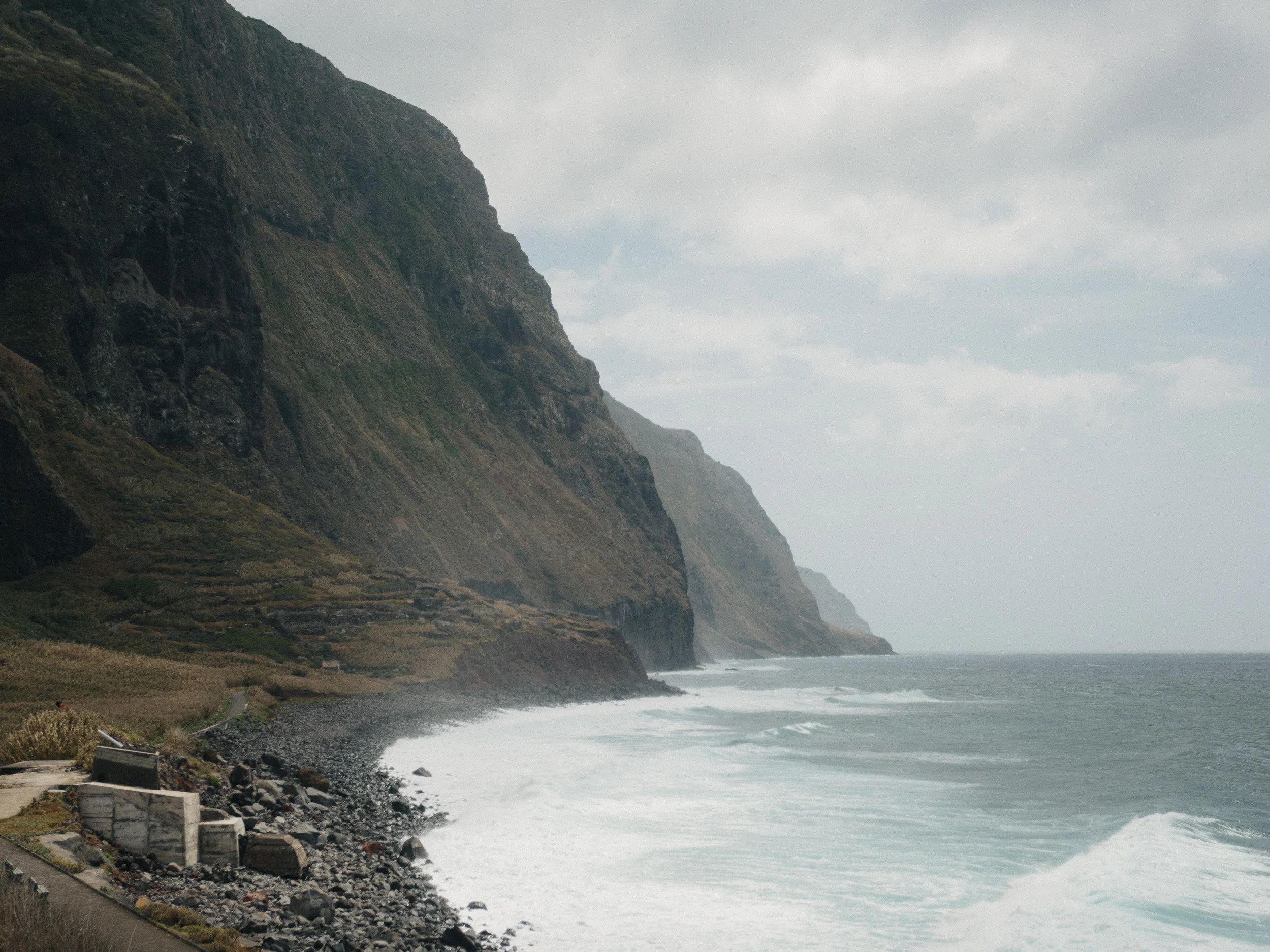 Falaises géantes et rivage battu par les vagues, côte de Madère