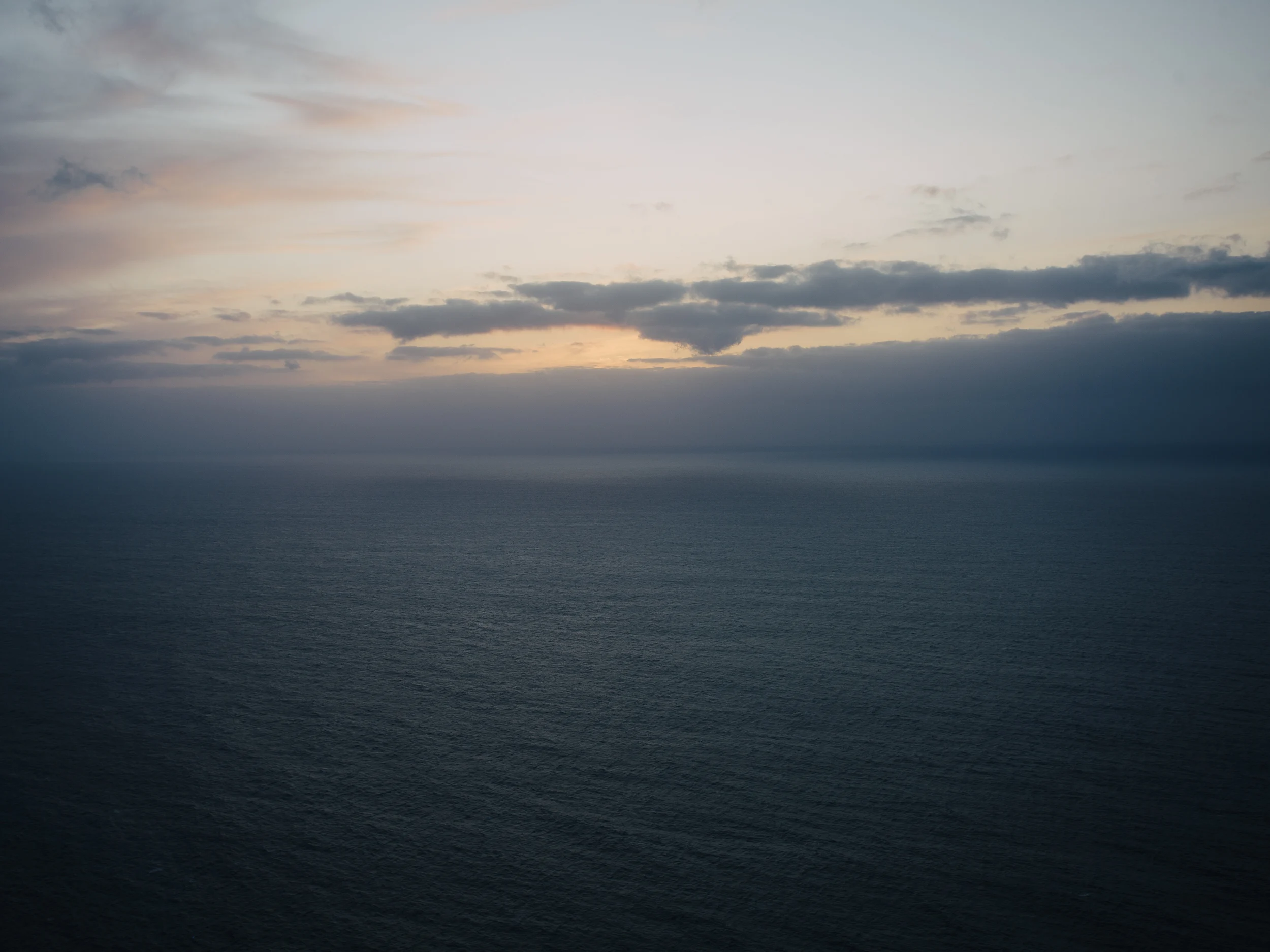 Océan Atlantique au crépuscule sous un ciel nuageux