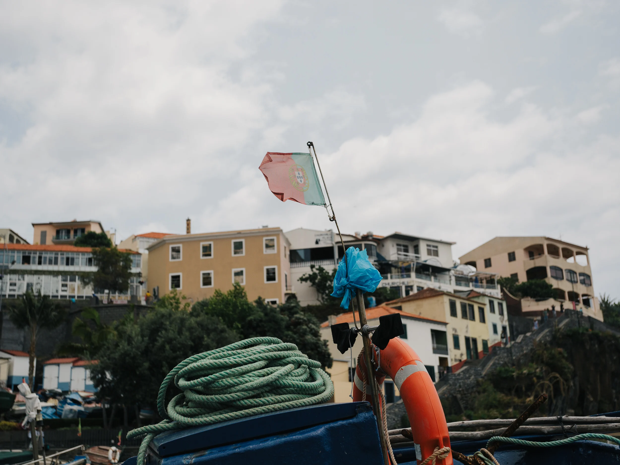 Port de pêche et maisons colorées de Madère, cordages et bouée au premier plan