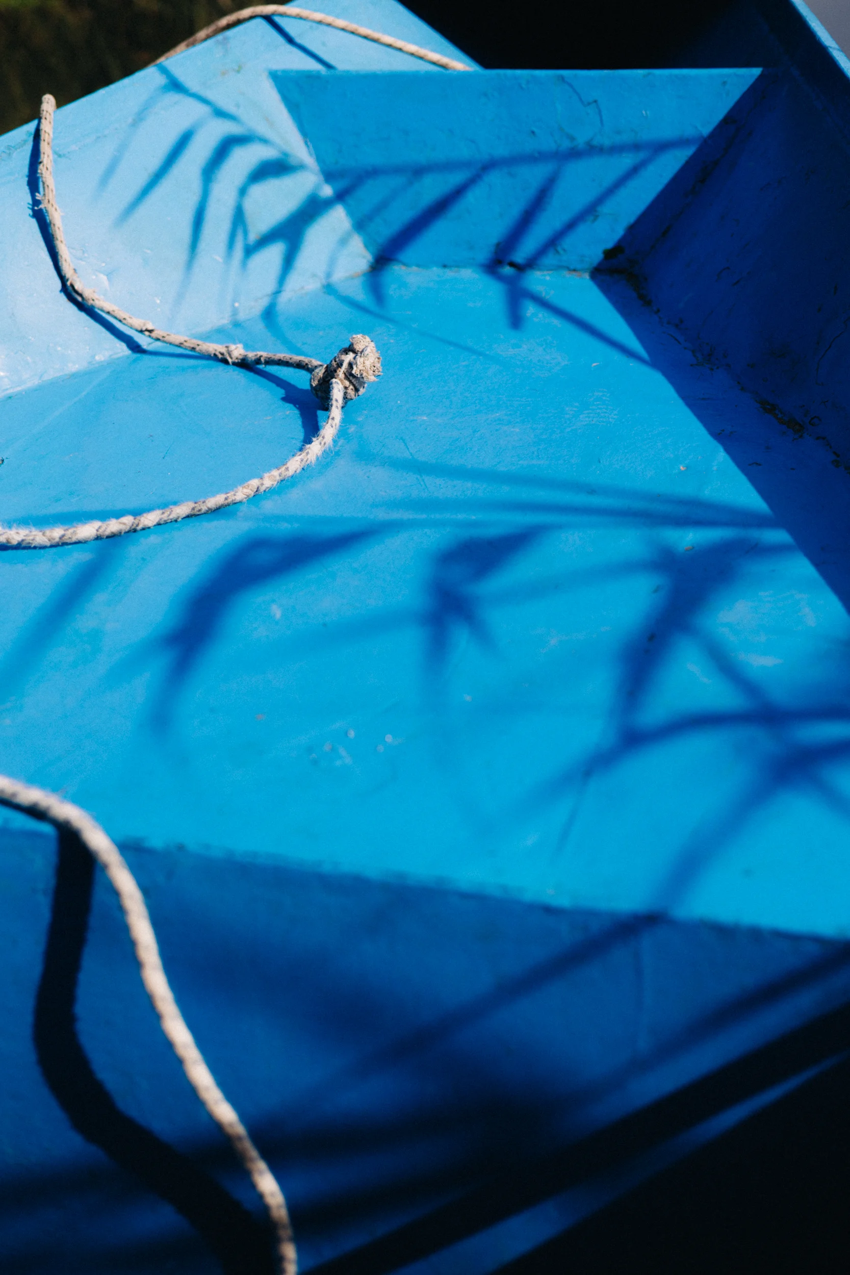 Coque de barque bleue et cordage, détail au bord du lac de Skadar