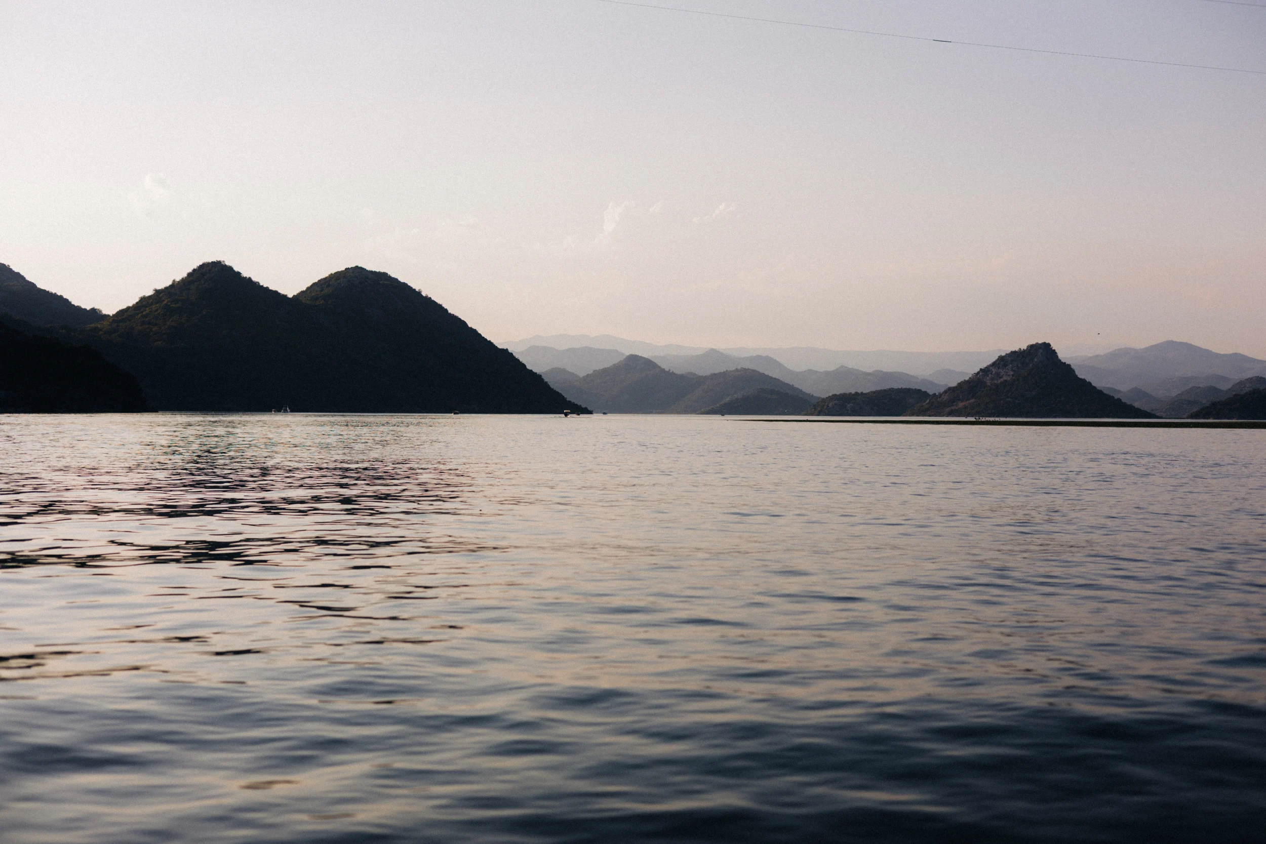 Montagnes au crépuscule au-dessus du lac de Skadar, Monténégro