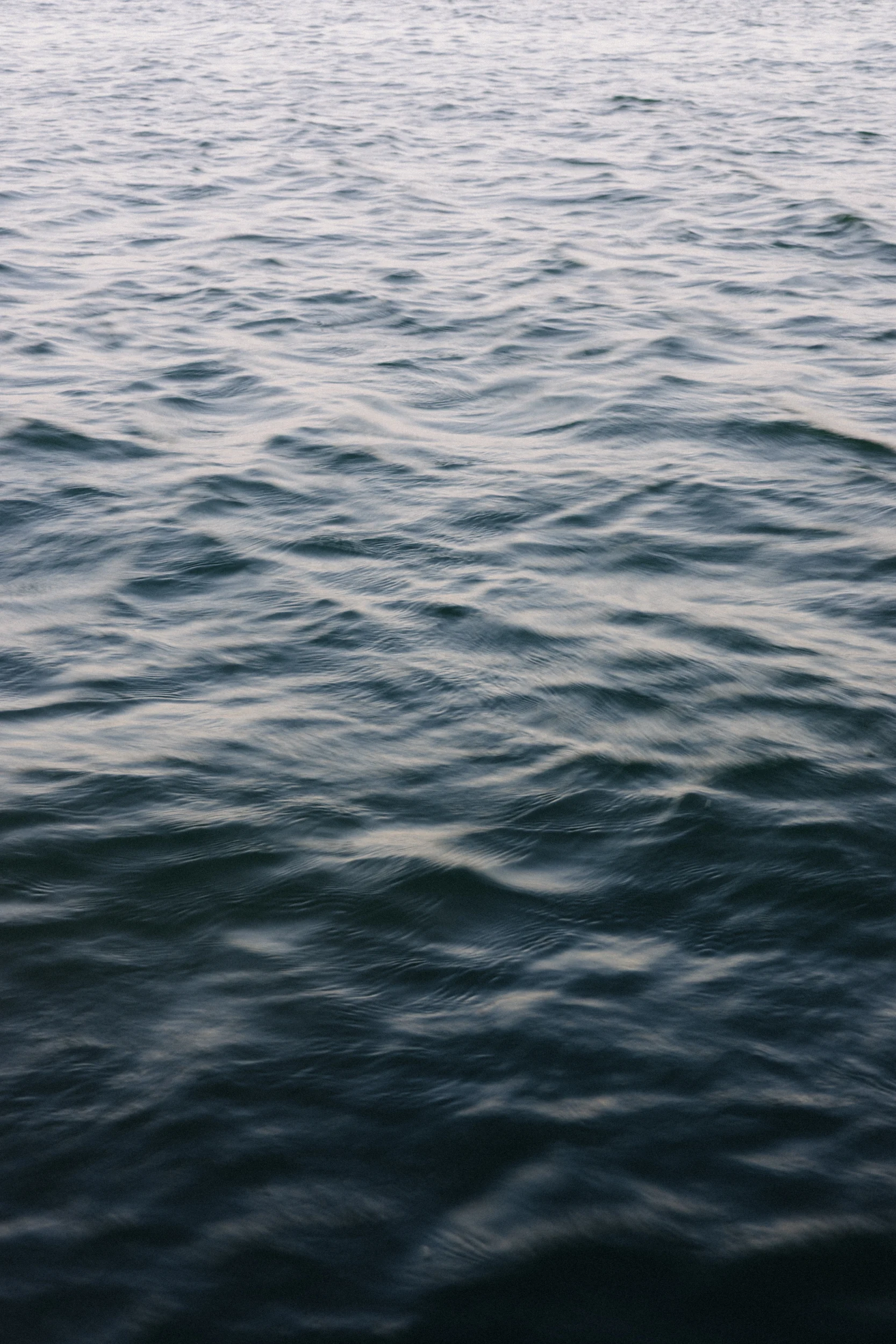 Surface ondulée de l'eau du lac au coucher du soleil