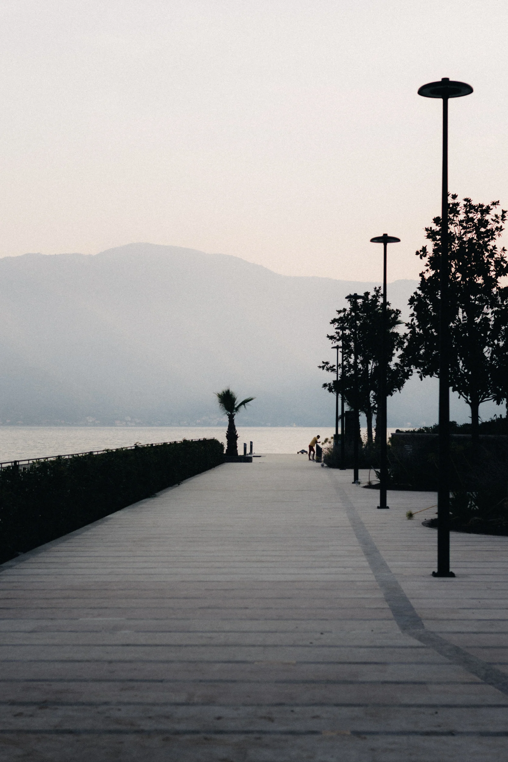 Promenade en bord de mer à l'aube dans la baie de Kotor