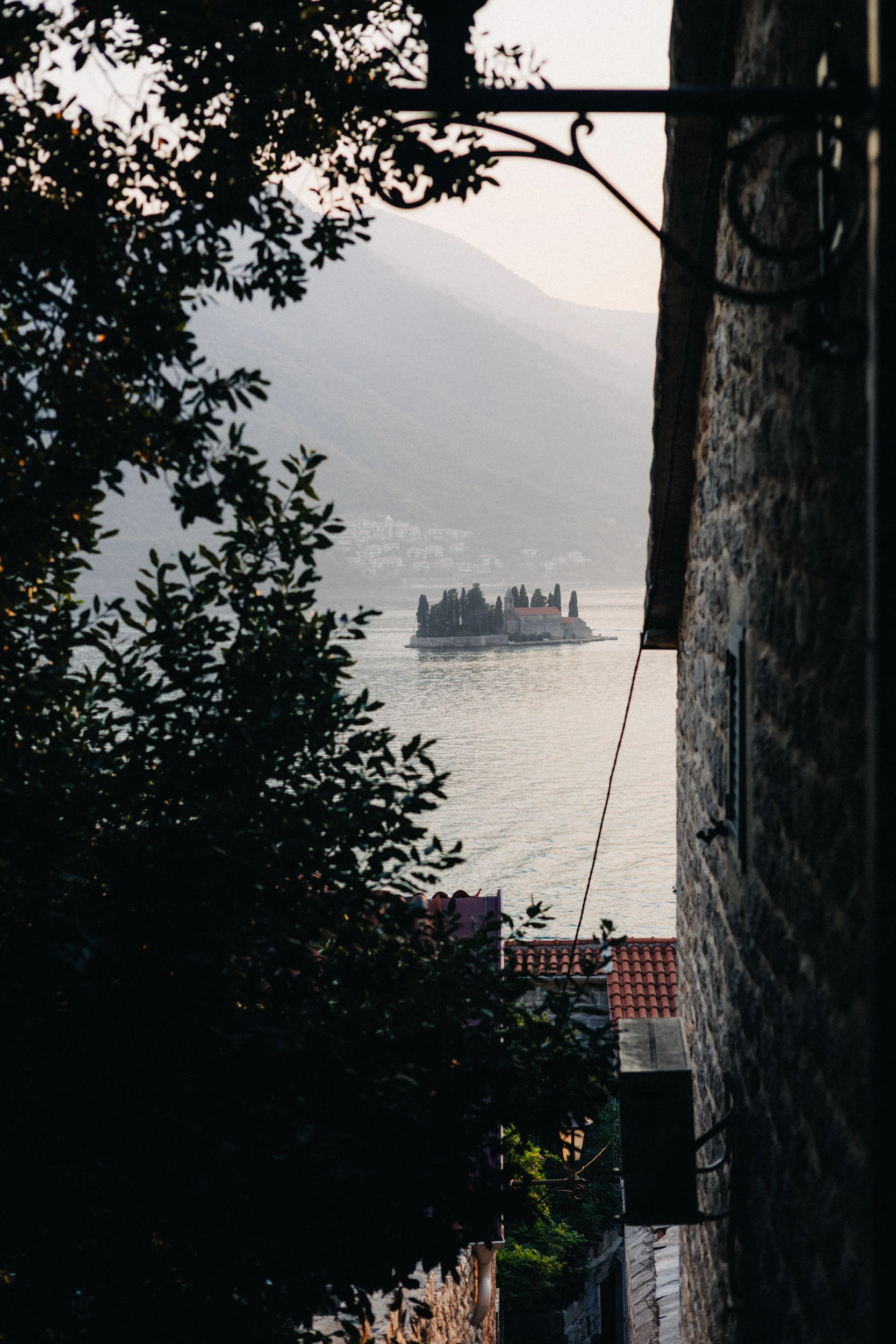 Ruelle de Perast ouvrant sur la baie de Kotor et son îlot
