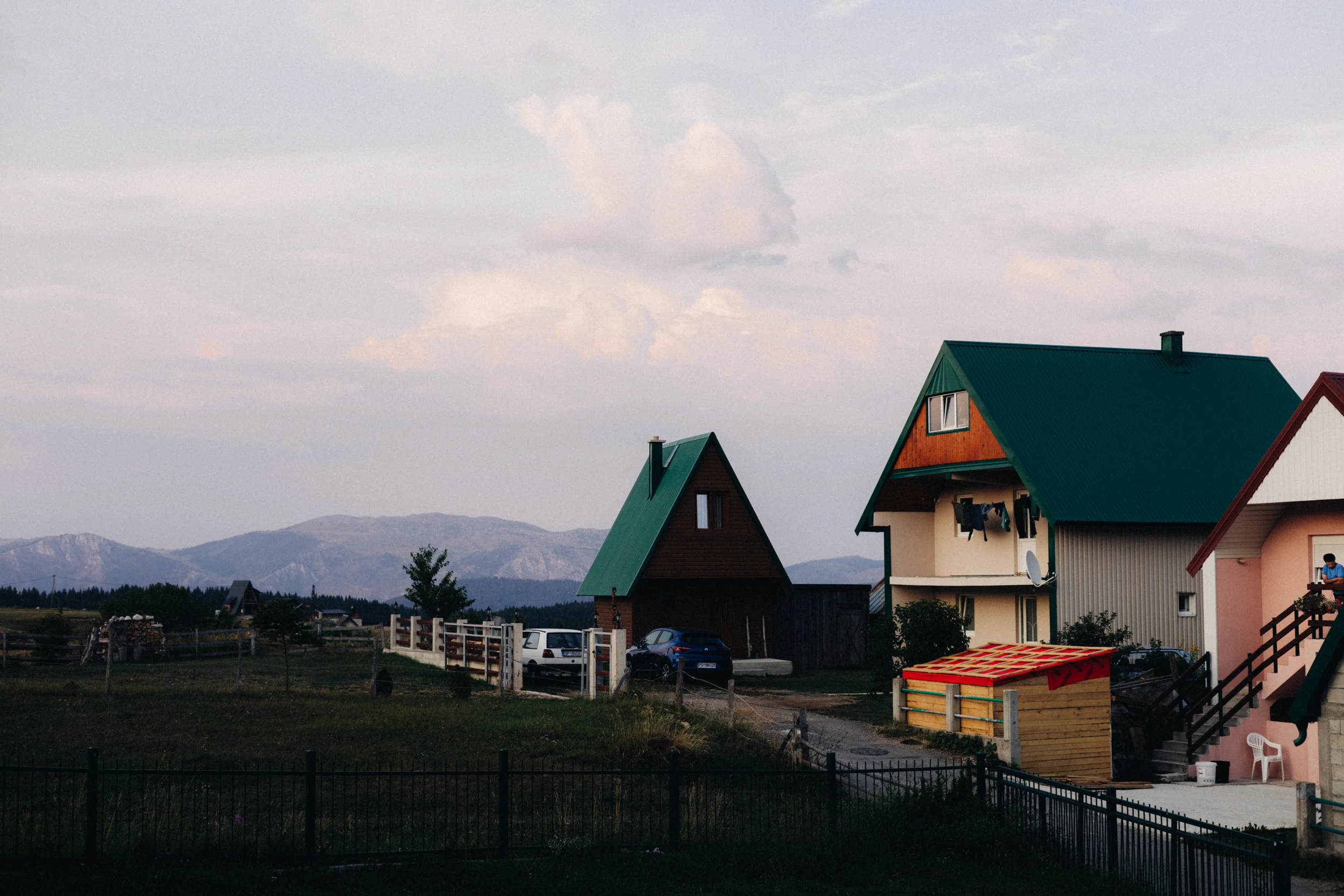 Maisons aux toits verts d'un village de montagne du Durmitor au crépuscule