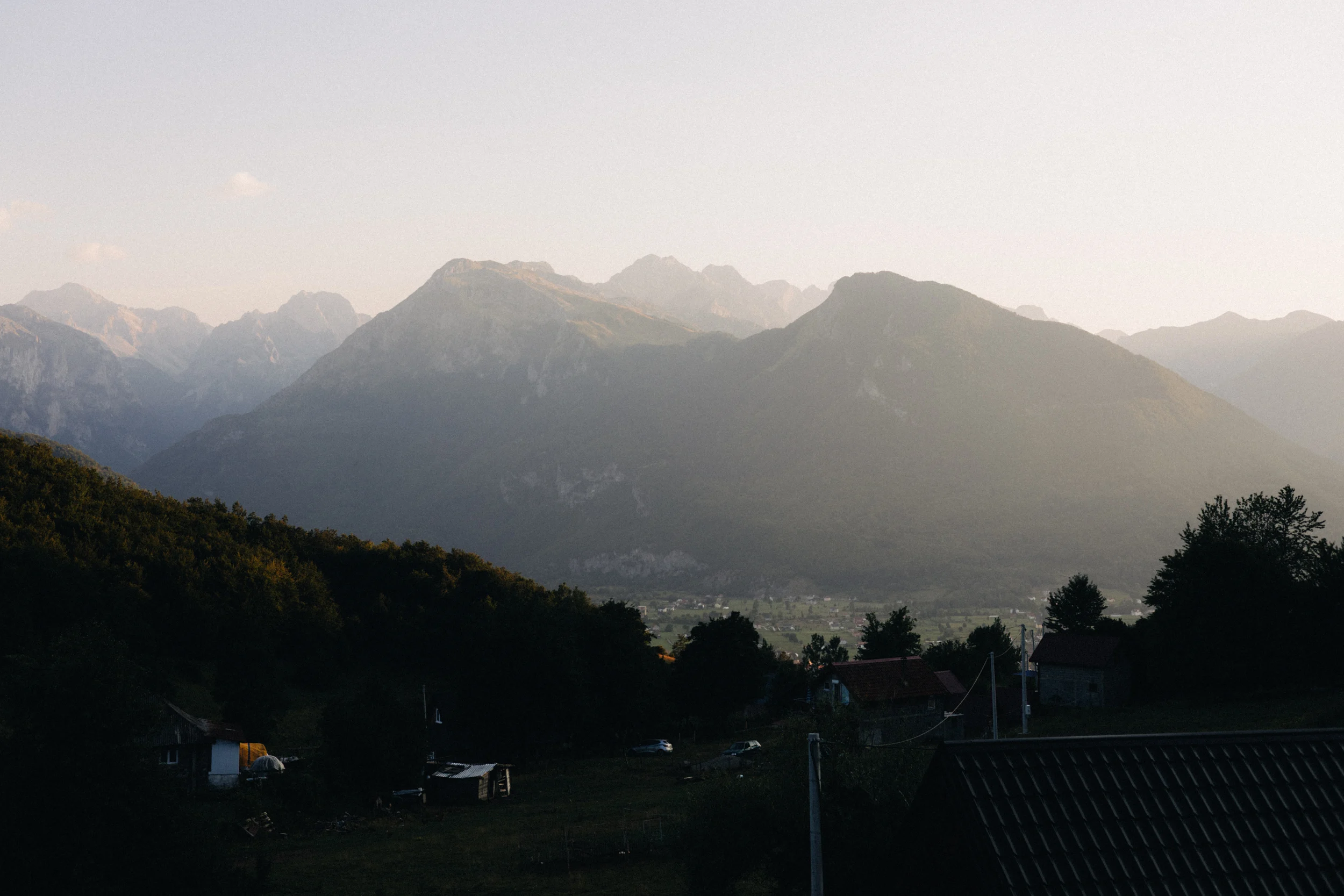 Chaîne de montagnes au crépuscule au-dessus d'une vallée du Monténégro